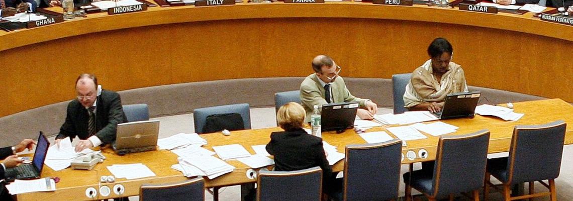 Redactores de actas durante una sesión del Consejo de Seguridad